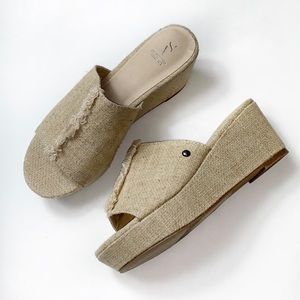 NWT Simply Vera Vera Wang Braeburn Tan Wedges